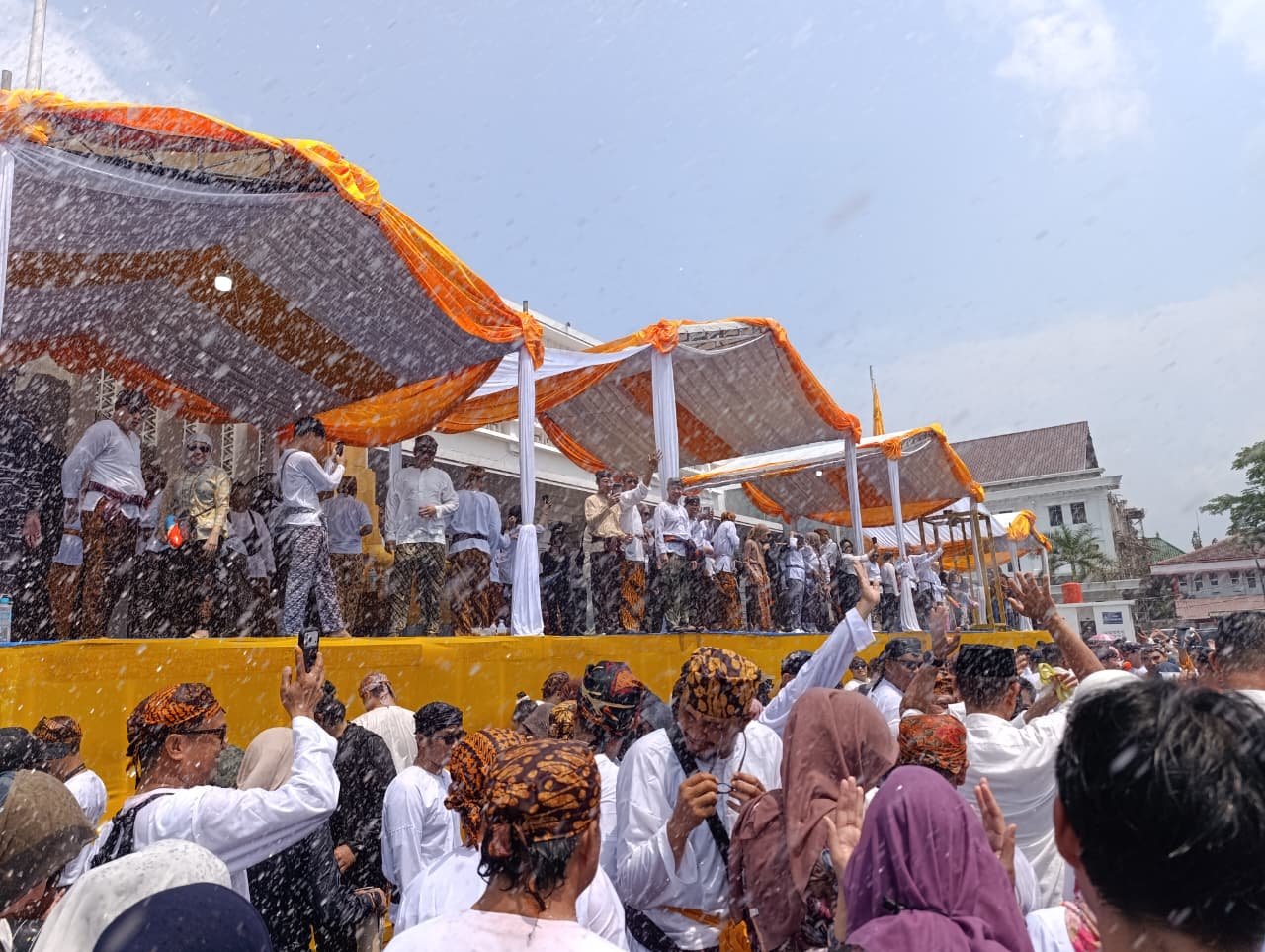 Saat Belimbur Menjadi Penutup Erau Adat 2026 di Tenggarong